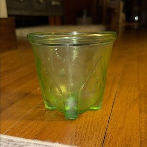 Vintage GREEN VASELINE GLASS FOOTED MEASURING BOWL DISH 2 CUP